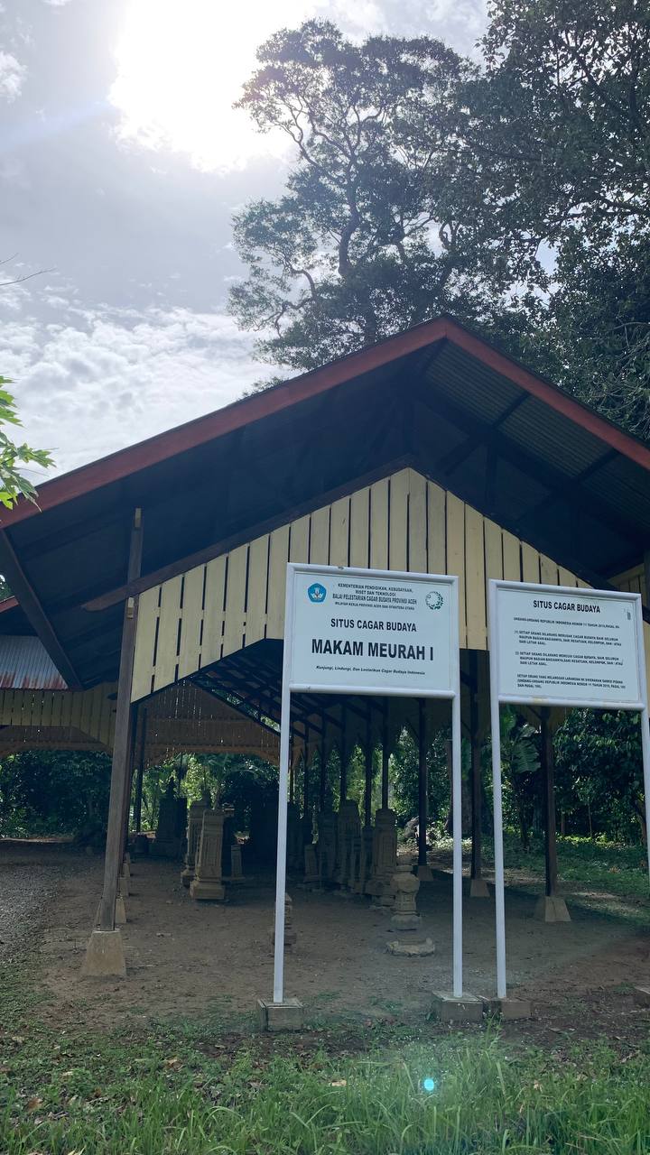 Makam Meurah di gampong Leu Ue merupakan cagar budaya yang telah diresmikan pada 12 januari 1999